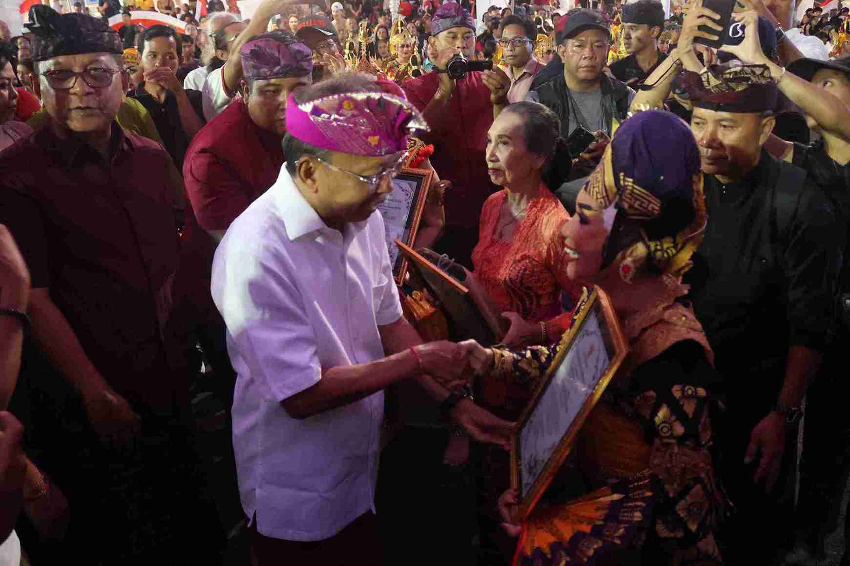 Gubernur Koster Anugerahkan Penghargaan Maestro Tari di Bulfest