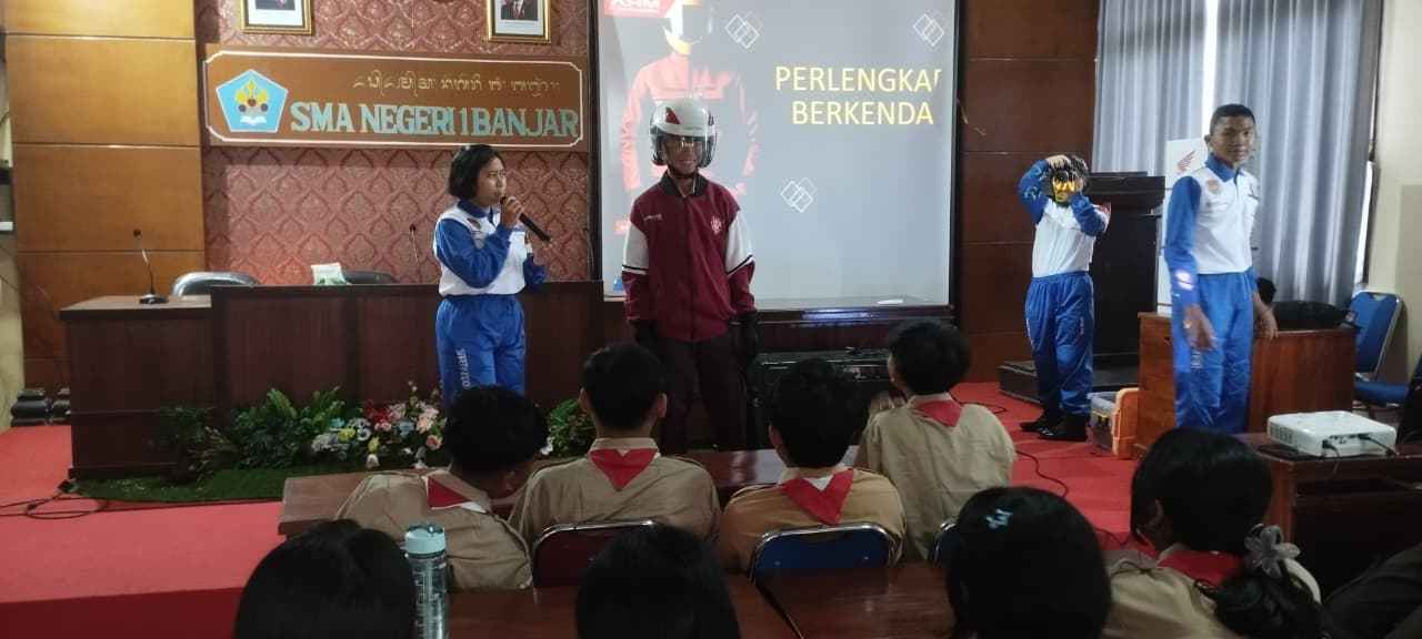 Edukasi #Cari_Aman: Helm Jadi Sahabat Pelajar SMAN 1 Banjar