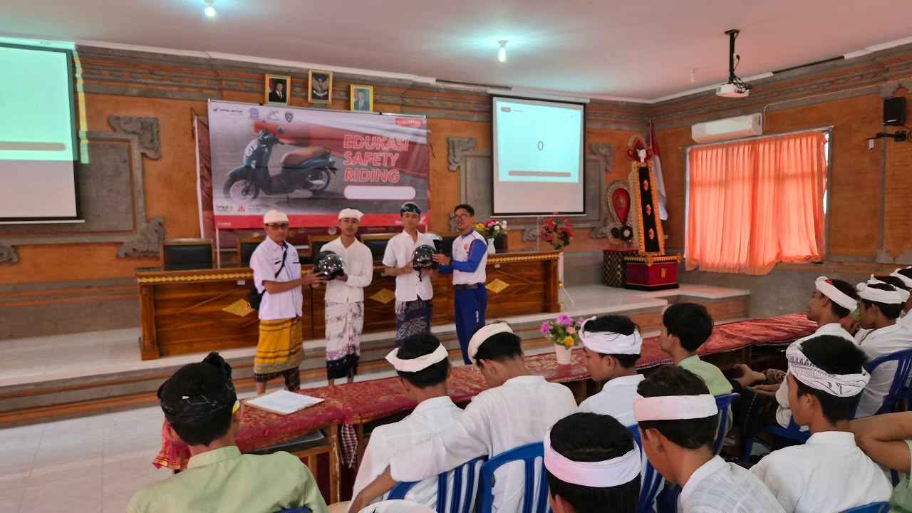 Edukasi Cari_Aman : Pemerataan Safety Riding di SMKN 1 Klungkung