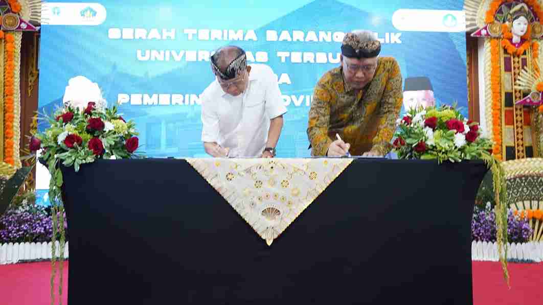 Terima Hibah Gedung Rp4,89 Miliar dari UT, Gubernur Koster Pacu Program 1 Keluarga 1 Sarjana di Bali