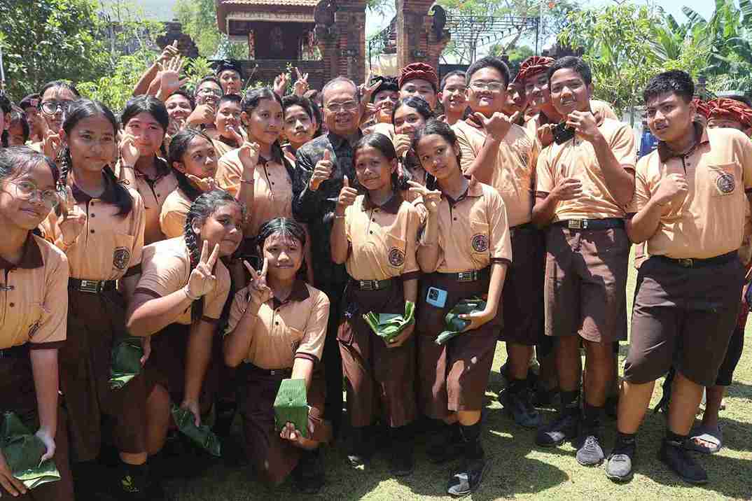 Gubernur Koster Traktir Siswa SMPN 13 Denpasar Nasi Jinggo, Pesan : Jadilah Pemimpin Bali Masa Depan