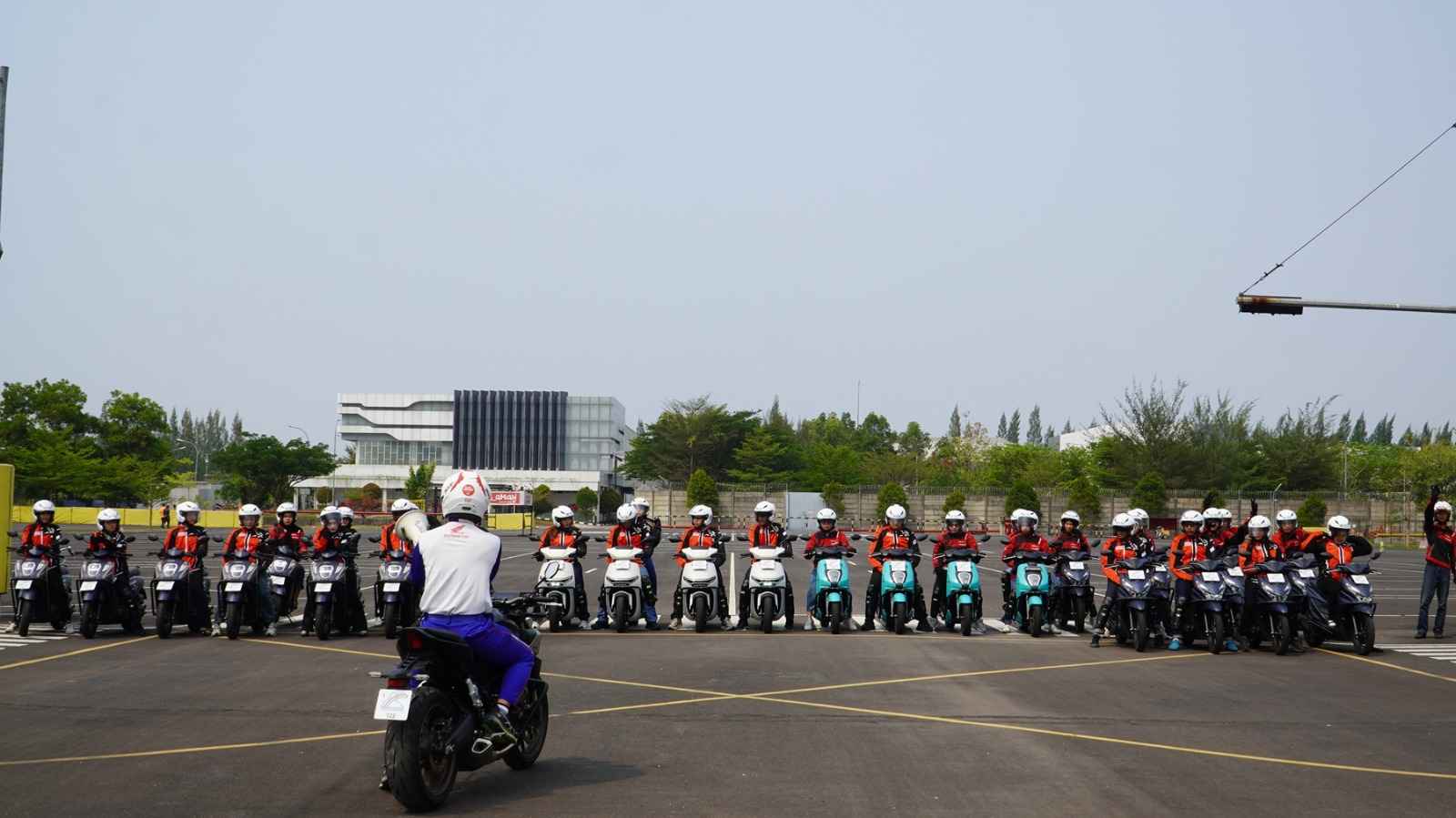 Generasi Muda Belajar Cari_Aman: Astra Honda Edukasi Safety Riding di Kampus