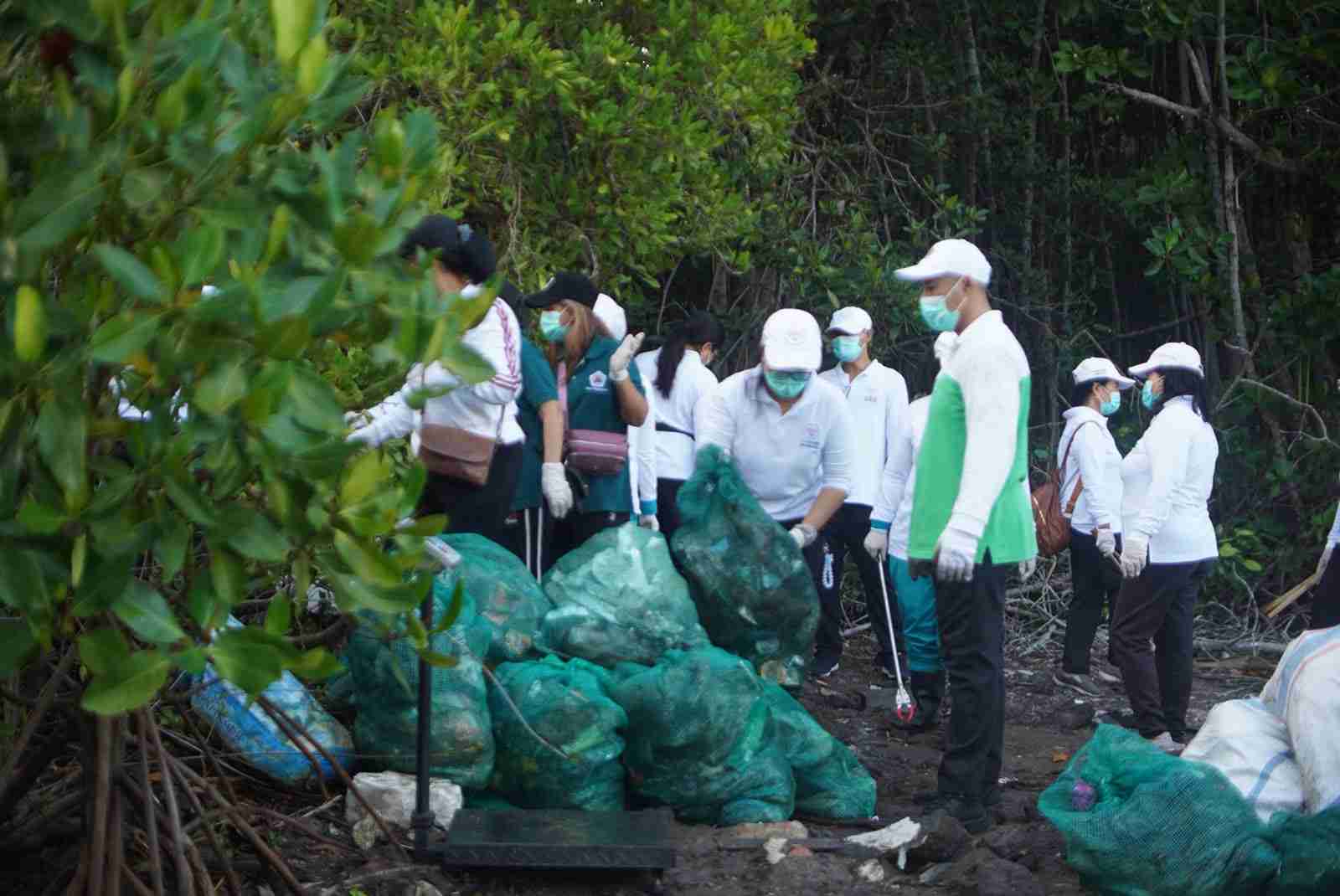 Kolaborasi PKK, Posyandu, dan Sungai Watch Bersihkan Hutan Bakau Sidakarya