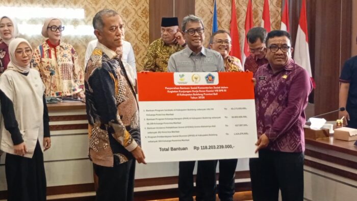 Komisi VIII DPR RI Serahkan Bansos Senilai Rp 118 Miliar di Buleleng