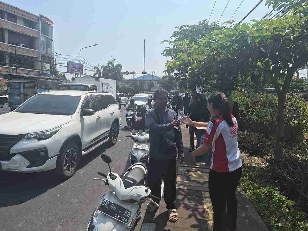 Honda Peduli, Astra Motor Bali dan Jaringan Bagikan Air Mineral bagi Pengantre BBM