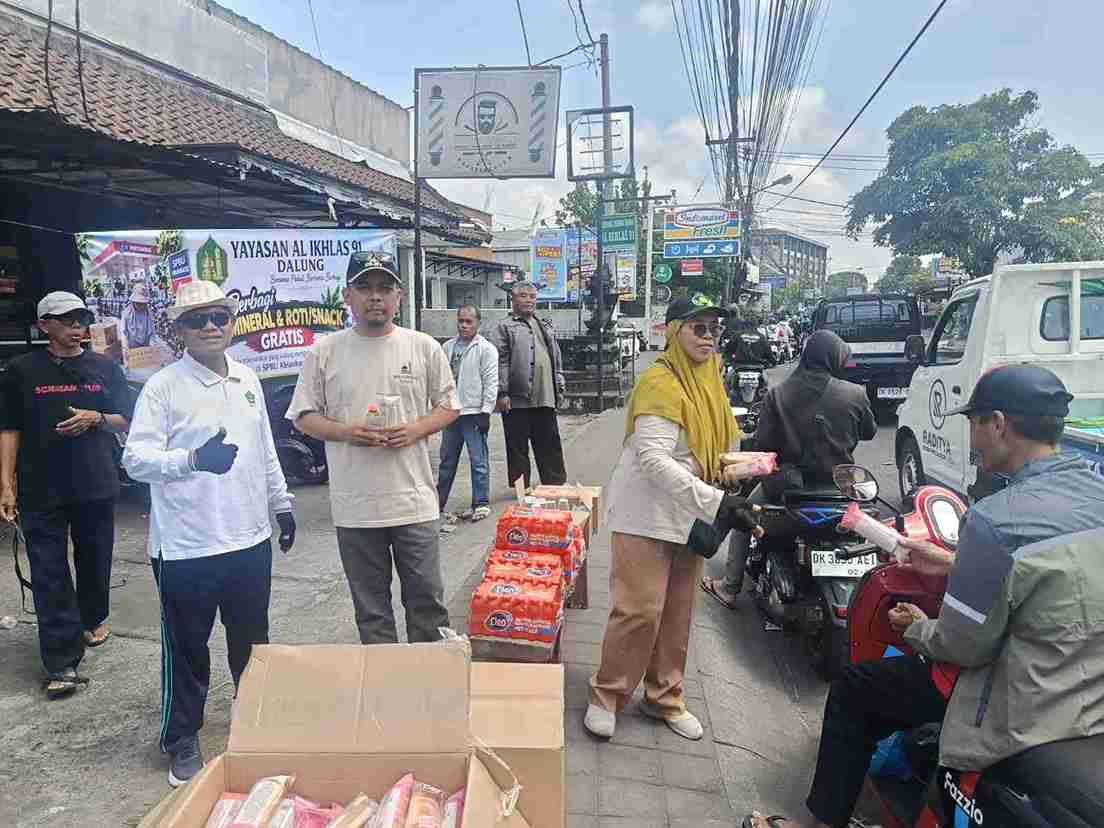 Yayasan Al-Ikhlas 91 Berbagi Minuman dan Snack untuk Masyarakat yang Mengantre BBM di Abianbase, Bali