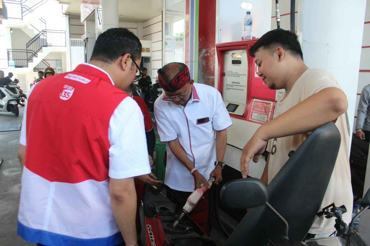 Gubernur Koster Tinjau Depo Pesanggaran, Pastikan Distribusi BBM Dipercepat