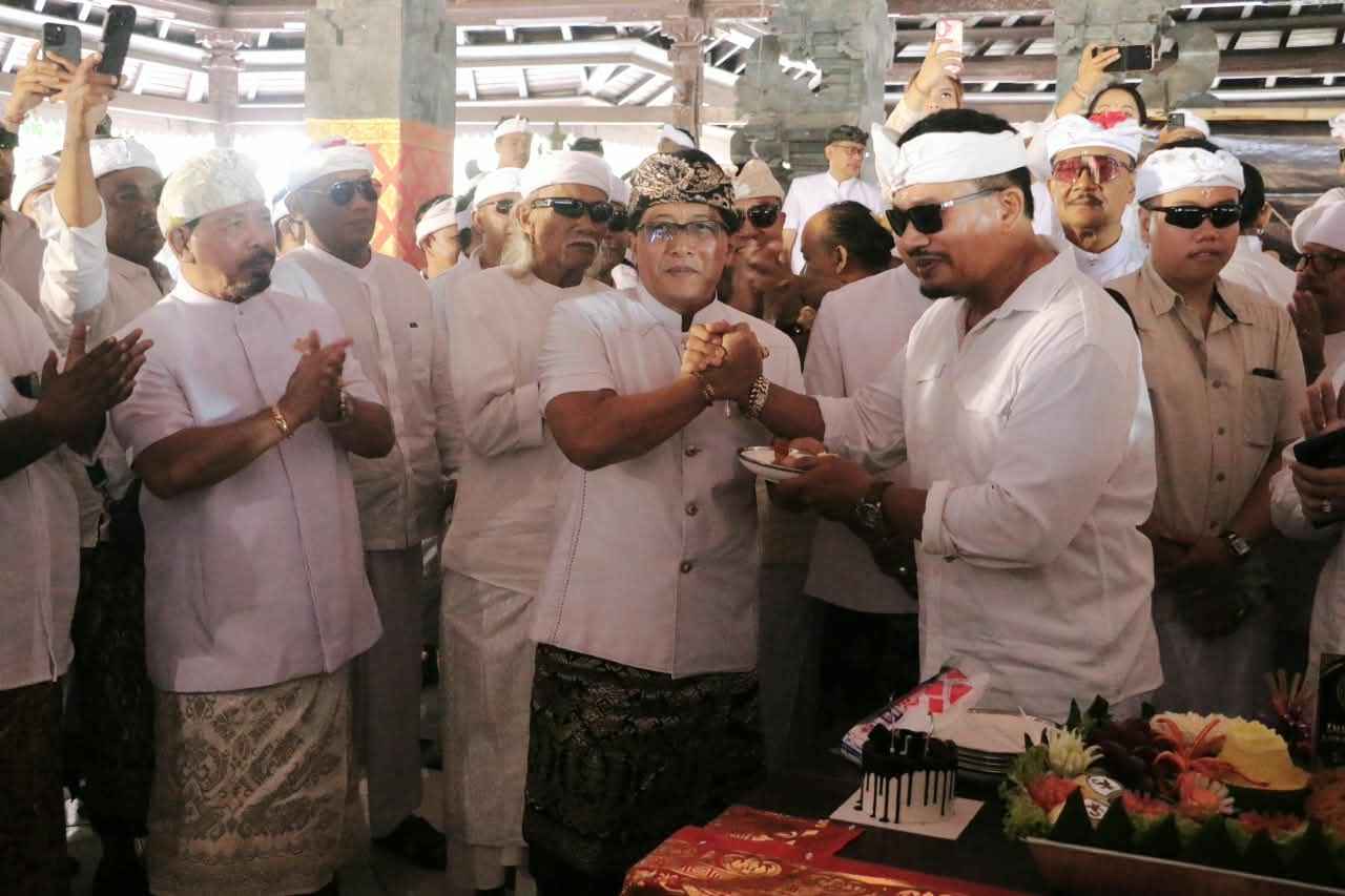 Hadiri HUT ke-25 di Pura Agung Besakih, Wagub Apresiasi Transformasi dan Kepedulian Sosial