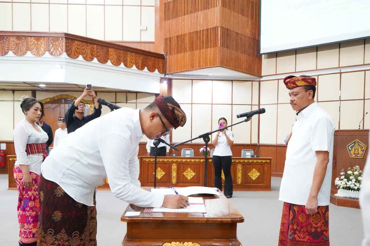 Sekda Dewa Made Indra Lantik Anggota KPAD Provinsi Bali Periode 2026–2031