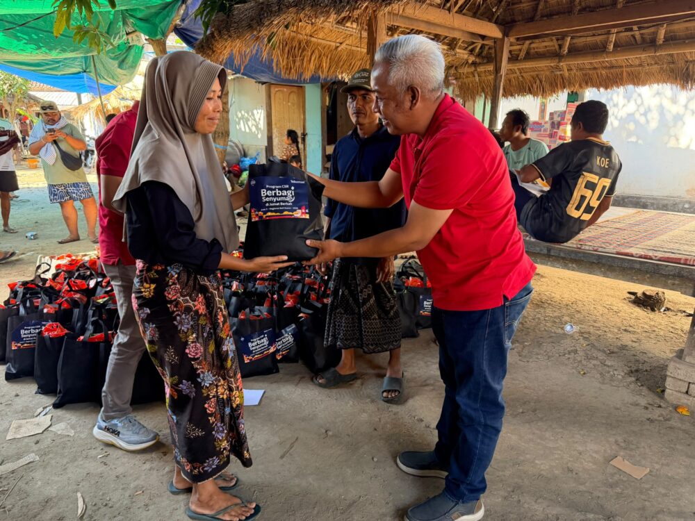 Ringankan Beban Warga Terdampak Musibah, Telkomsel Salurkan Bantuan Sembako ke Desa Adat Sade