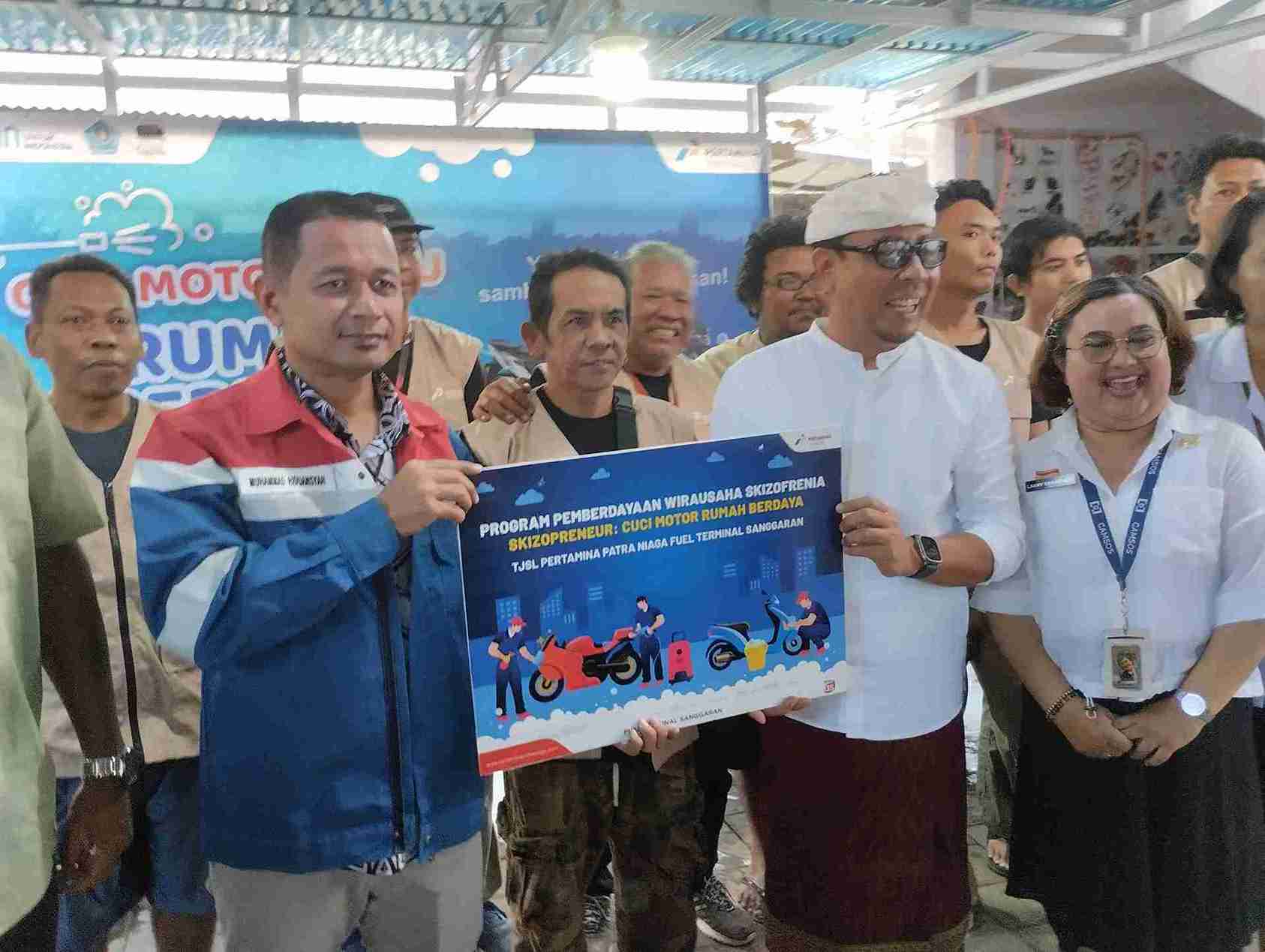 Pertamina Dukung Kemandirian Penyintas Skizofrenia Lewat Usaha Cuci Motor