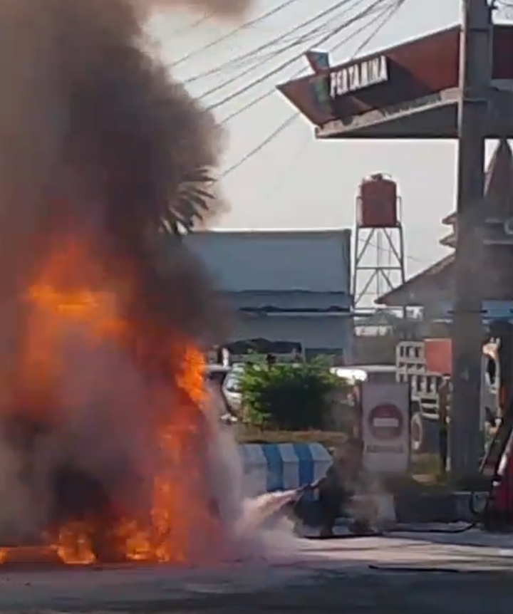Detik-detik Mencekam Mobil Sedan Terbakar di SPBU Semampir Probolinggo, Pengemudi Selamat Meski Alami Luka