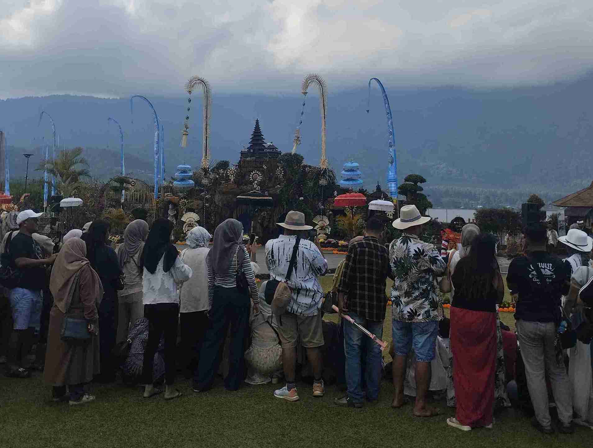 Menikmati Budaya Bali di Ulun Danu Beratan: Festival Gebogan dan Baleganjur Jadi Daya Tarik Wisatawan
