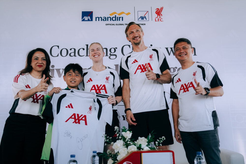 Legenda Liverpool FC Ajak Anak-Anak Disabilitas dan Talenta Muda Bali Berlatih Sepak Bola Bersama AXA