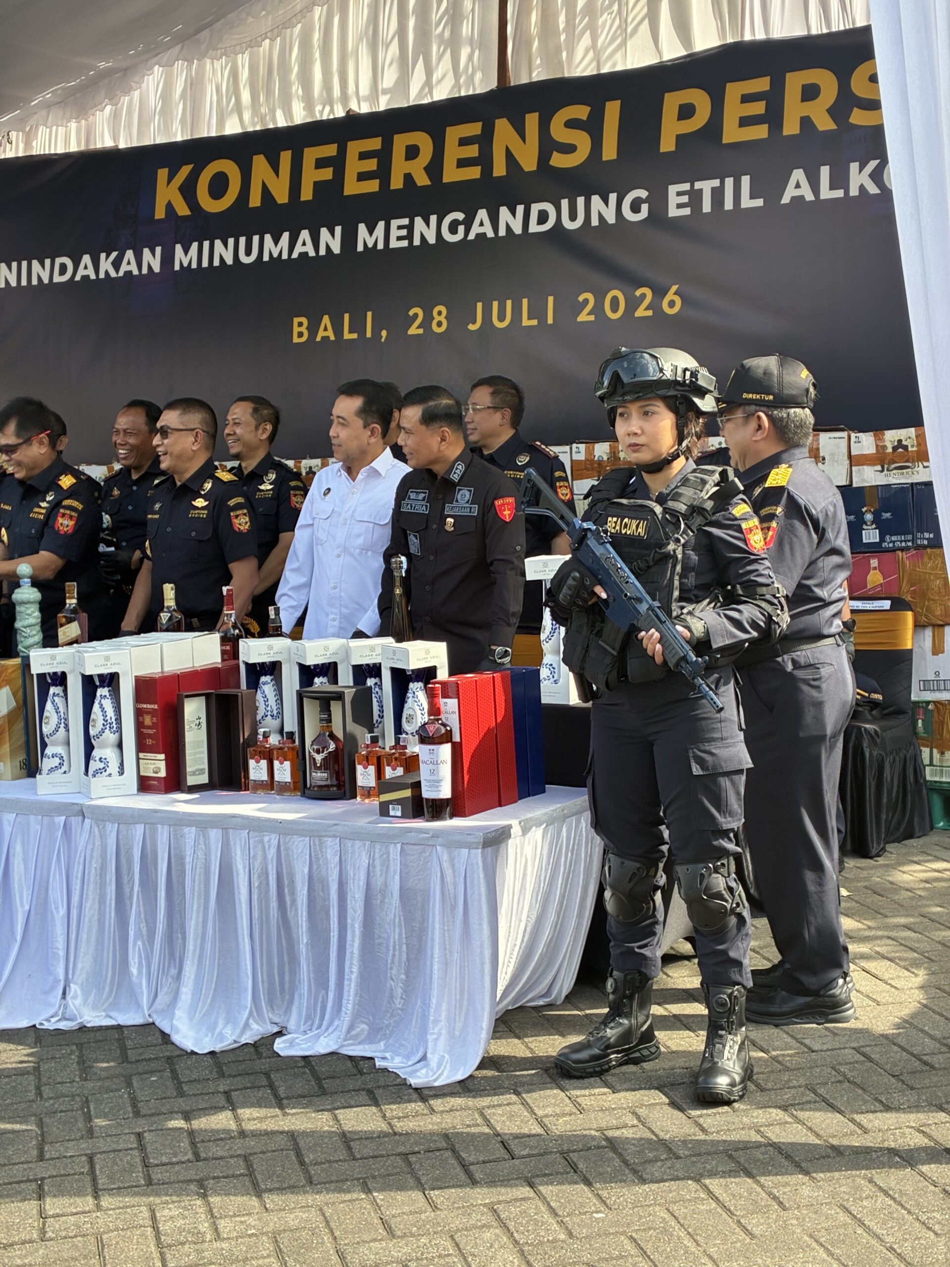 Bea Cukai Bali Nusra Bongkar Sindikat Peredaran 20.000 Botol Minuman Beralkohol Ilegal Berpita Cukai Palsu Senilai Rp12,55 Miliar