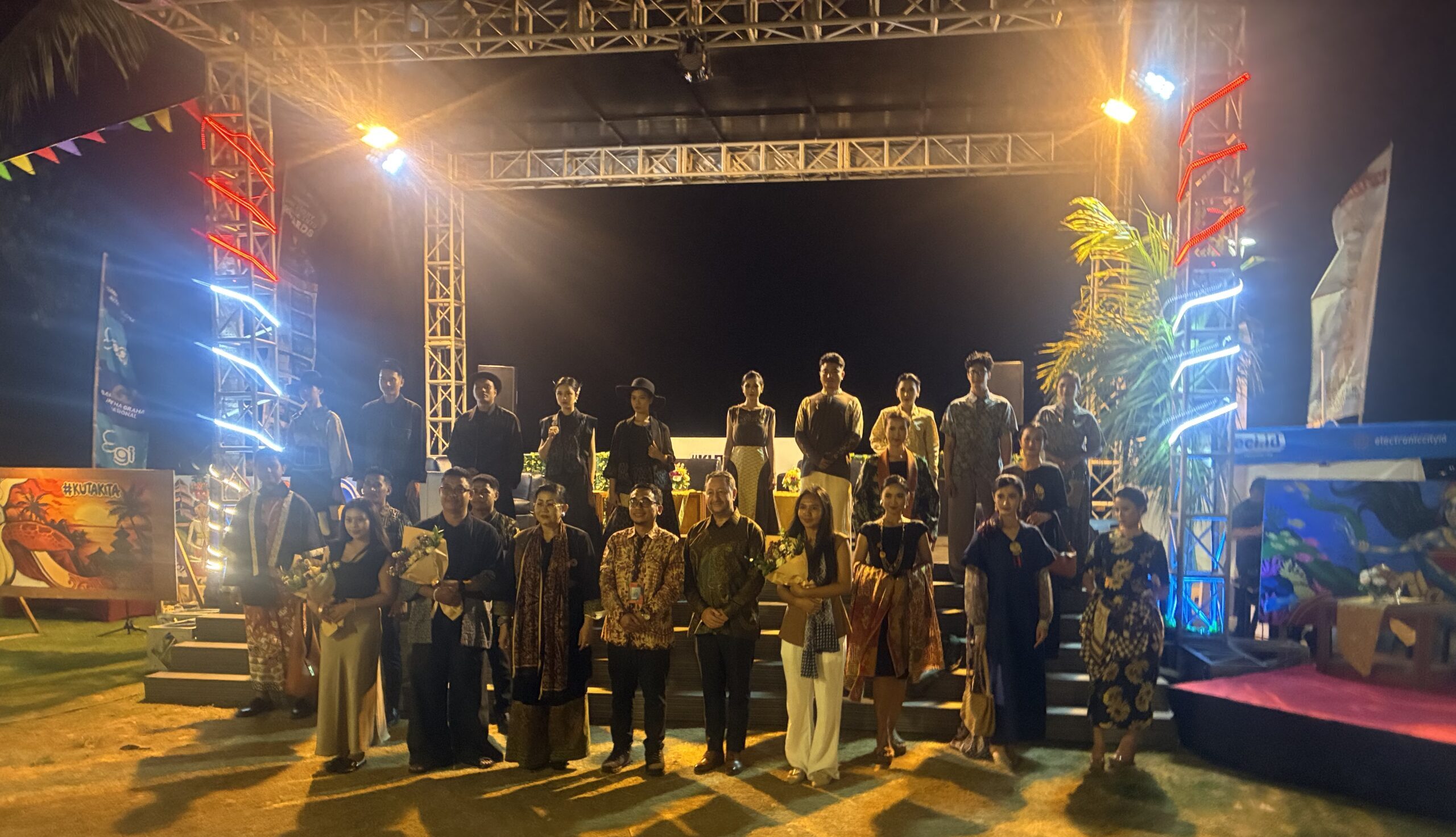 Malam Penuh Kehangatan dan Busana Memukau: Pesona Journey of Wastra Hiasi Pantai Kuta di Discovery Kartika Plaza Hotel