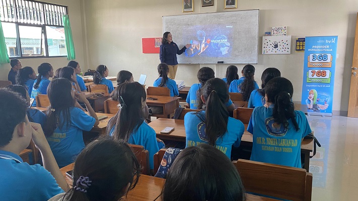 Menabur Benih Kebaikan: Telkomsel Tumbuhkan Literasi Digital dan Kepedulian di Labuan Bajo