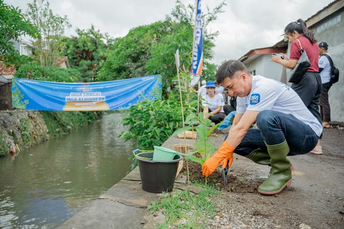 BRI Regional Office Denpasar Bersihkan Sungai dan Tanam Pohon Semarakkan HUT ke 128 Tahun