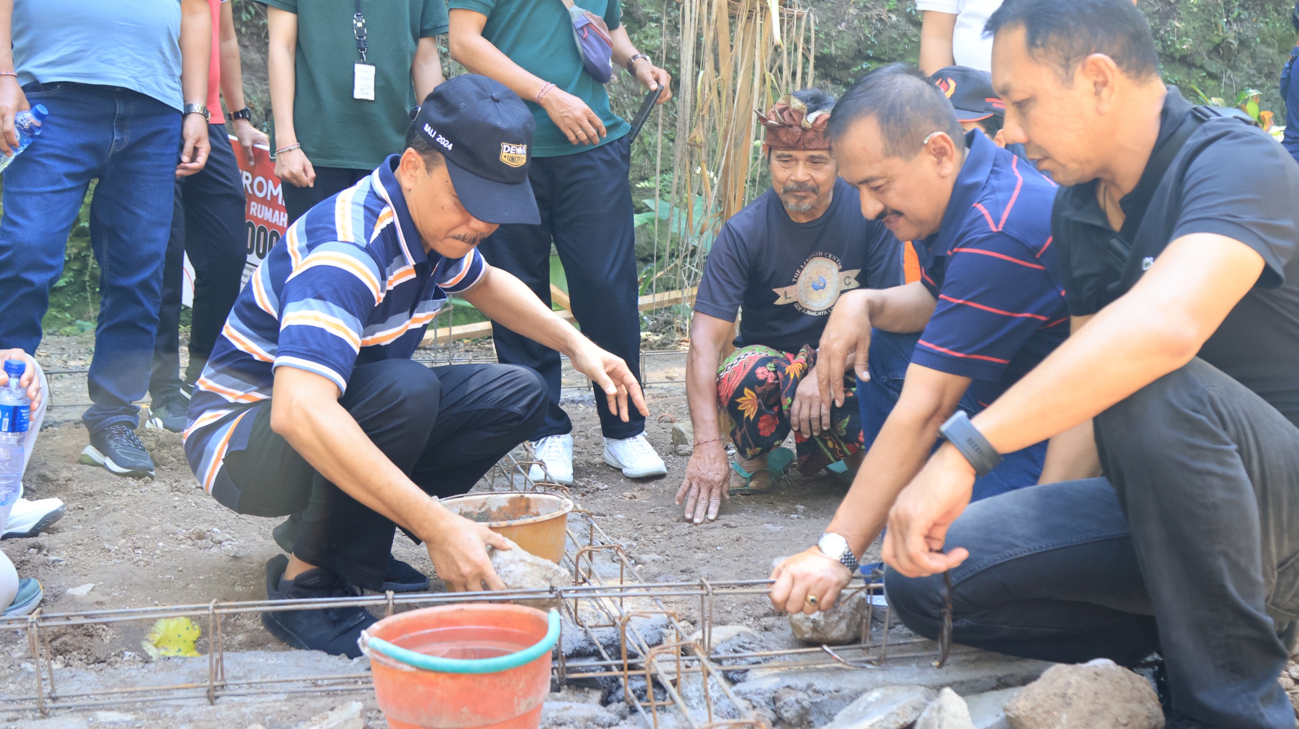 Baksos di Desa Bukit, Karangasem: Gelar Pangan Murah, Vaksinasi Rabies, Bedah Rumah hingga Pemberian Peralatan Sekolah