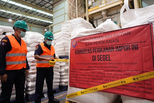 KKP Segel 453 Ton Bahan Baku Pakan Ikan dari Luar Negeri