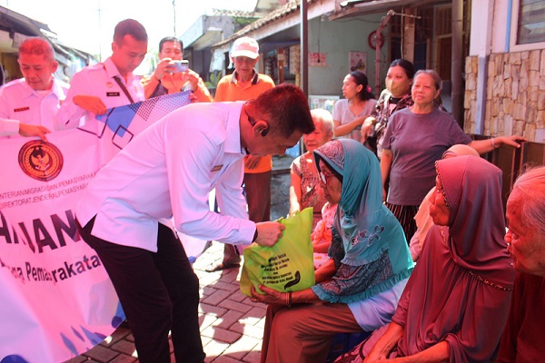 Lapas Jember Bagikan Bansos Kepada Masyarakat