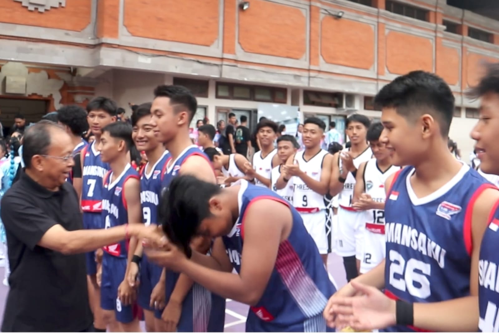 Takjub Spirit Cabor Basket Ribuan Gen Z, Koster-Giri akan Tambah Kapasitas GOR Ngurah Rai dan Tata Kawasan Olahraga