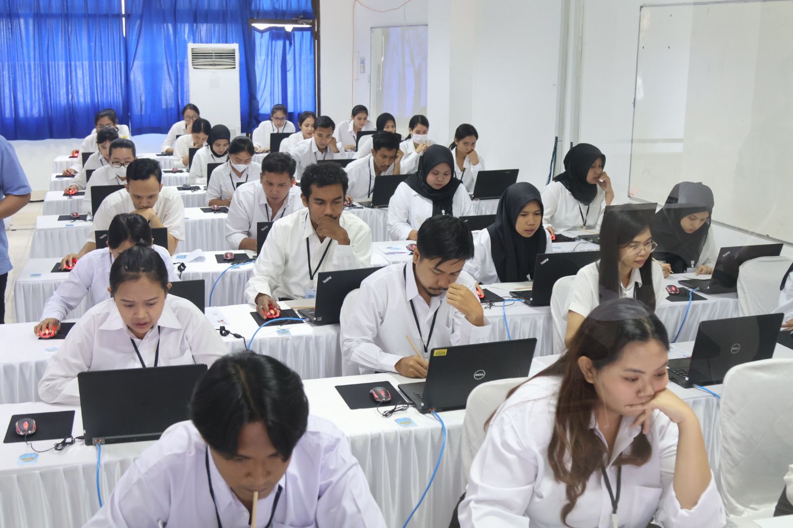 Sekda Dewa Indra Tinjau Tes CAT CPNS di Bali, Ingatkan Peserta Jangan Percaya Calo