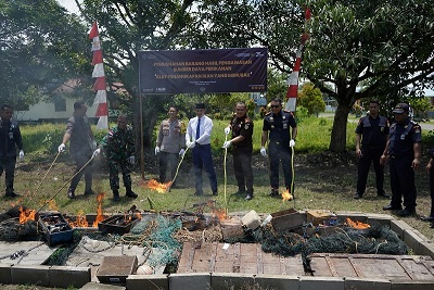 KKP Musnahkan 23 Alat Tangkap Ikan Ilegal di Kapuas Hulu