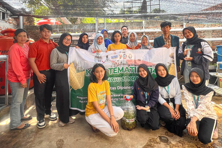 ‘Hidrokita’ untuk Kramas: Mahasiswa KKN Tematik Undip Serukan Hidroponik Jadi Solusi Ketahanan Pangan Keluarga