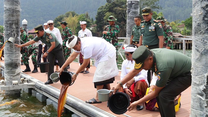 Karya Bhakti Kodam IX Udayana, Ingatkan Kelestarian dan Kebersihan lingkungan Danau Batur dari pencemaran