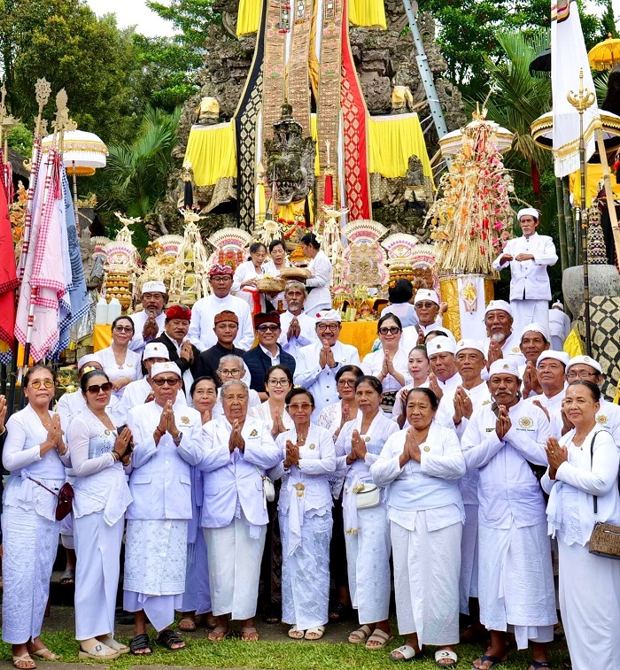 Harmoni Spiritual Merajut Kekompakan: Rombongan Pemkab Tabanan Pukau Pujawali di Semeru Agung