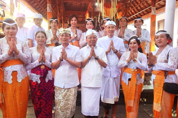 Koster Tekankan Pentingnya Menjaga dan Mewariskan Tradisi melalui Upacara Adat dan Keagamaan