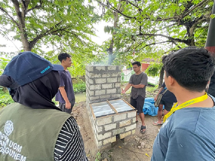 Mahasiswa KKN-PPM UGM Ciptakan Insinerator Minim Asap, Solusi Sanitasi Cerdas di Desa Panohan Rembang