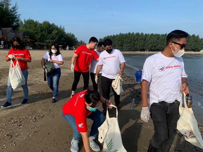 ‘May Day’, Ikatan Karyawan Astra Motor Bali Bersihkan Pantai Mertasari