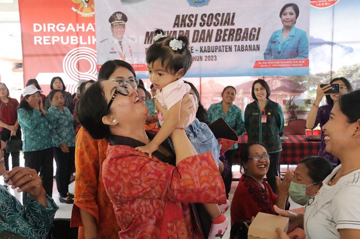 Aksi Sosial, Rai Wahyuni Sanjaya Menyapa Berbagi di Penebel dan Baturiti