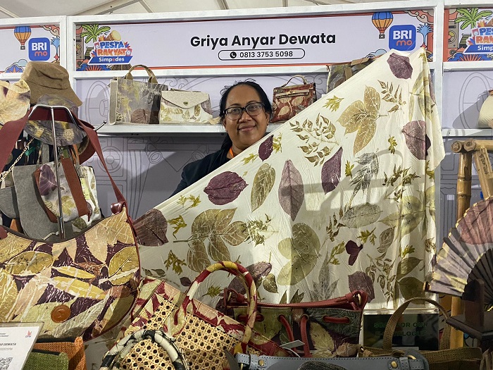 Produk Ramah Lingkungan ‘Ecoprint’ Antarkan UMKM Griya Anyar Dewata Naik Kelas