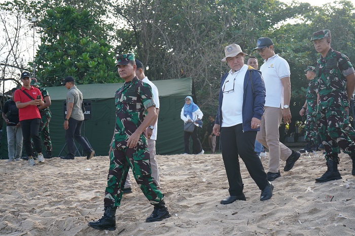 Perang Lawan Sampah: TNI dan Warga Bersatu Selamatkan Pantai Bali!