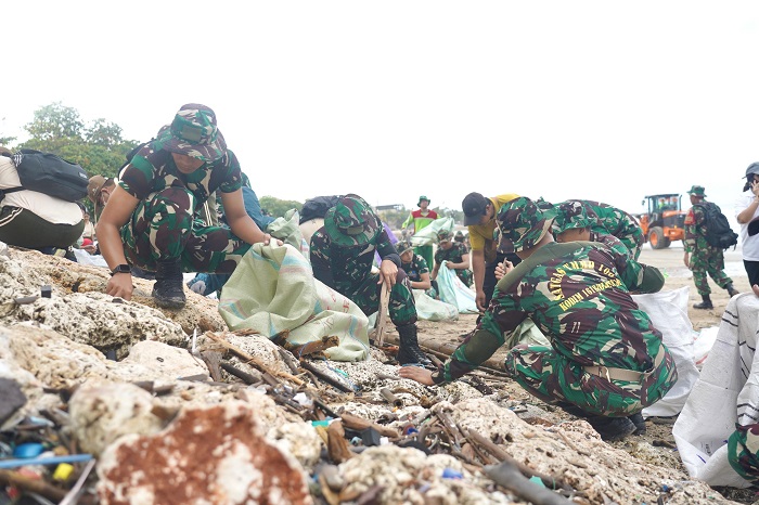 Jaga Keindahan Pantai Kuta, Pangdam Udayana Zamroni Terjun Bersihkan Sampah Laut