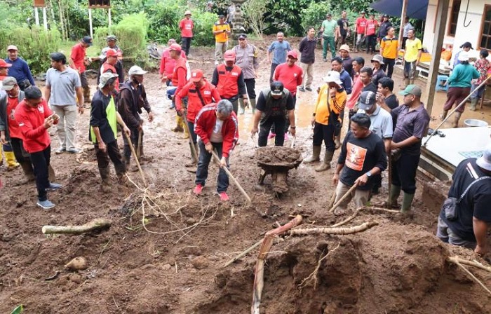 Wabup Tabanan Tinjau Korban Longsor di Desa Padangan, Pastikan Penanganan Cepat