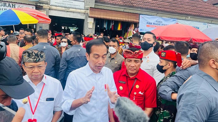 Presiden Jokowi Cek Harga Bahan Pokok di Pasar Baturiti