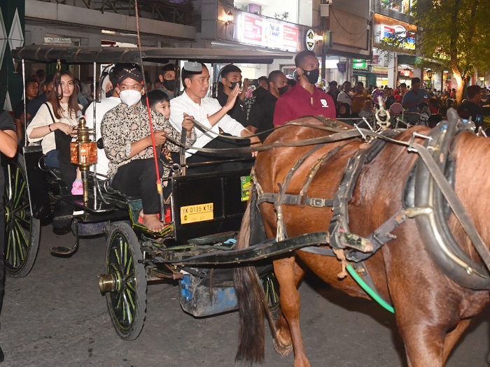 Susuri Jalan Malioboro, Presiden Jokowi Bersama Keluarga Naik Andong