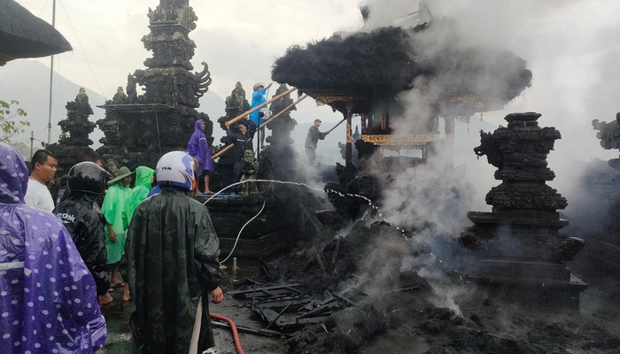 Pura Puseh Terbakar Disambar Petir Kerugian Rp 500 juta