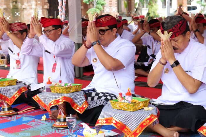 Suasana Khidmat Purnama Sasih Karo: Bupati Sanjaya Pimpin Jajaran Pemkab Tabanan Sembahyang Bersama