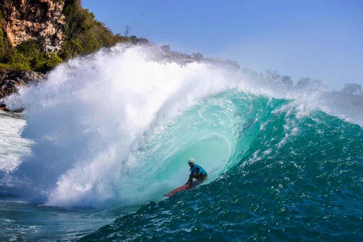 Ombak 4–6 Kaki Panaskan Rip Curl Cup Padang Padang 2026, Main Event Masih Tunggu Swell