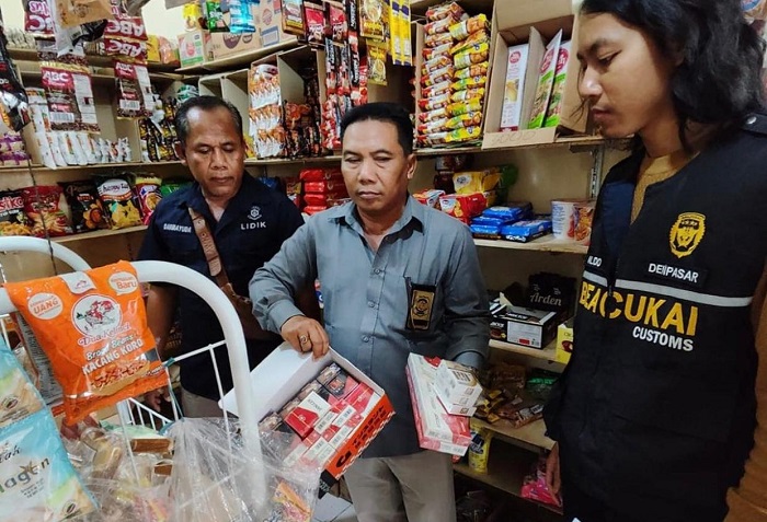 Sejumlah Toko Rokok Tanpa Cukai di Denpasar Dirazia Petugas Gabungan