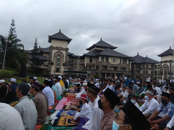 Ribuan Umat Islam Jalankan Salat Iduladha di Lapangan Puspem Badung