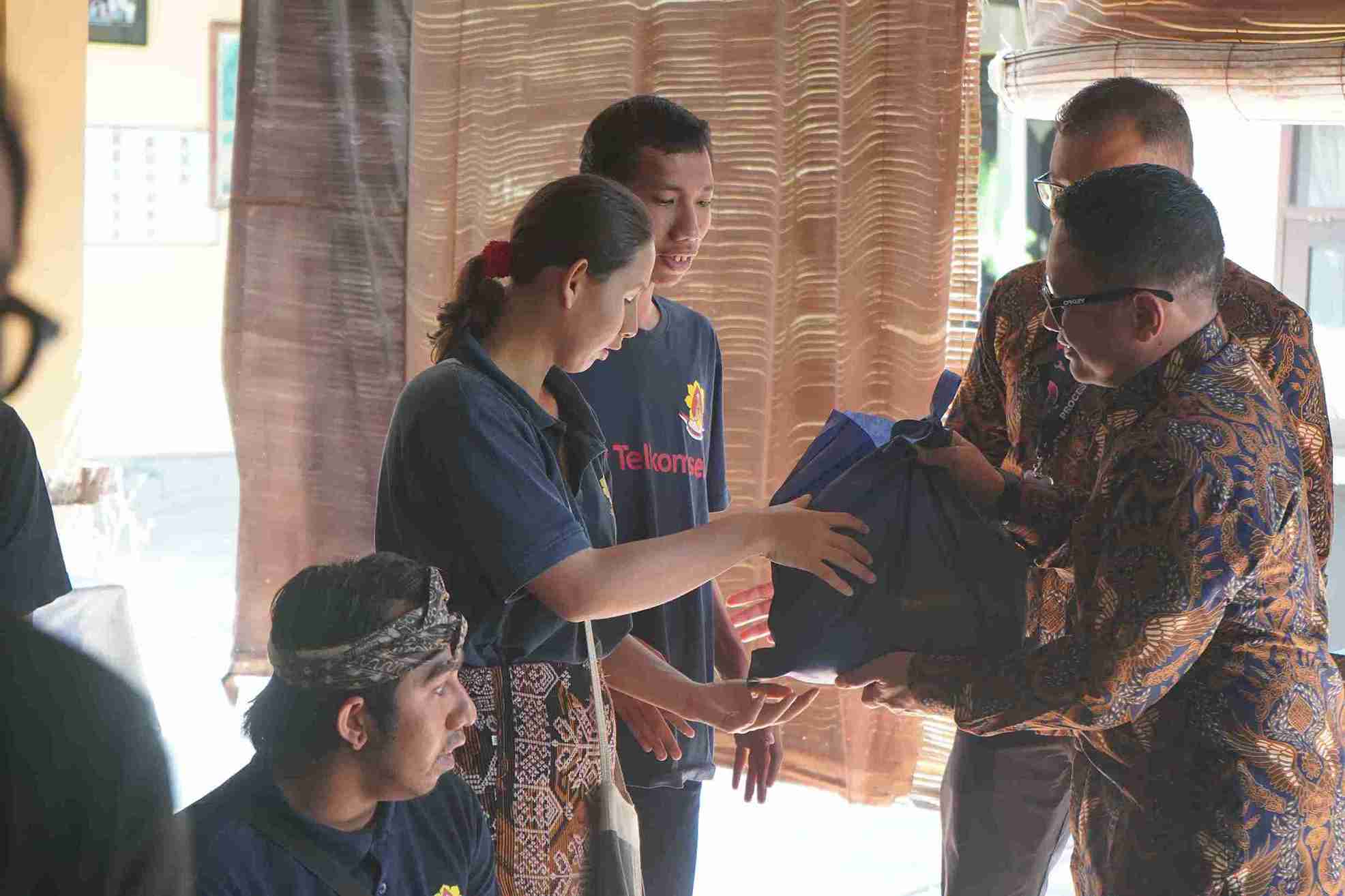 Rayakan HUT ke-31, Telkomsel Bali Nusra Berbagi Kebahagiaan dengan Yayasan Bhakti Senang Hati
