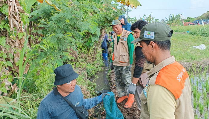 Peringati Maulid Nabi, SPMAA Tabanan Bersih-bersih Sungai