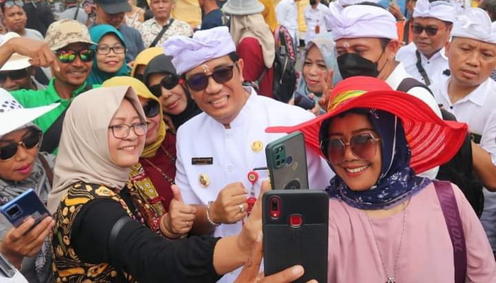 Bupati Tabanan Jadi Rebutan Wisatawan di Tanah Lot