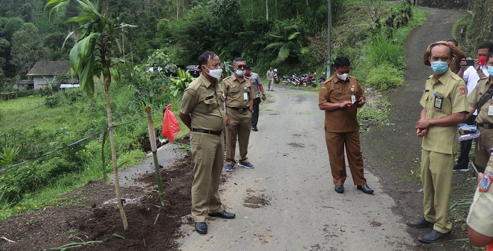 Sekda Karangasem Perintahkan Perbaikan Jalan Rusak Menuju Pura Peninjauan